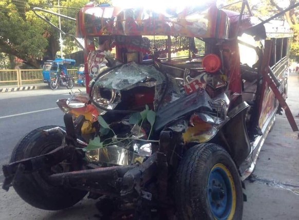 Der völlig zerstörte Jeepney-Bus.&nbsp;