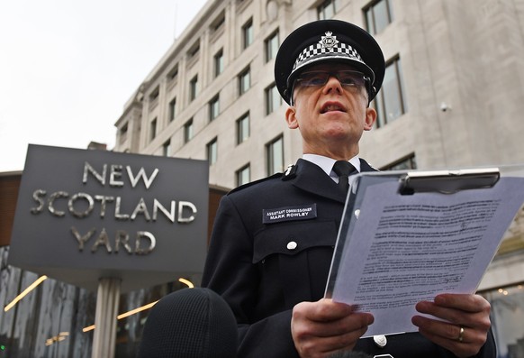 epa05865189 London Metropolitan Police Assistant Commissioner Mark Rowley delivers a statement to the press outside New Scotland Yard in London, Britain 23 March 2017. Scotland Yard said on 23 March 2 ...