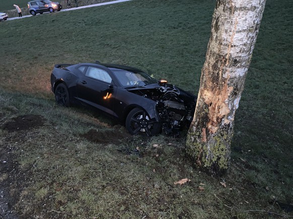 Eine 27-jährige Autolenkerin ist am Mittwochabend in Schneisingen AG nach einem missglückten Überholmanöver von der Strasse abgekommen und in einen Baum geprallt. Die Deutsche erlitt mittelschwere Ver ...