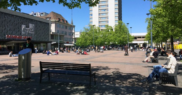 Der Marktplatz in Oerlikon: Hier treffen sich jeden Tag Menschen aller Couleur zum Schachspielen.
