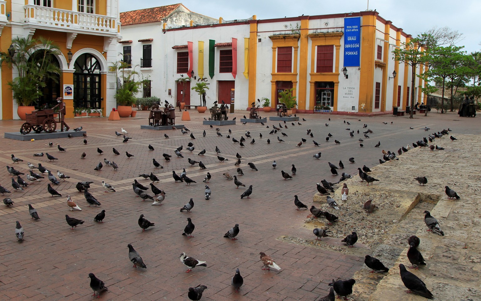 epa09174882 Pigeons swarm an empty St. Peter&#039;s Square in Cartagena, Colombia, 02 May 2021. Colombian authorities enforced new restrictions to curb the spread of COVID-19. EPA/Ricardo Maldonado Ro ...