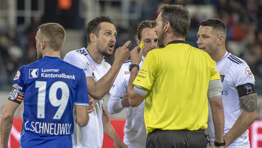 Zdravko Kuzmanovic, 2. von links, von Basel wehrt sich nach dem ein Freistoss Tor vom Schiedsrichter Nikolaj Haenni, rechts, nicht anerkannt wurde beim Super League Meisterschaftsspiel zwischen dem FC ...