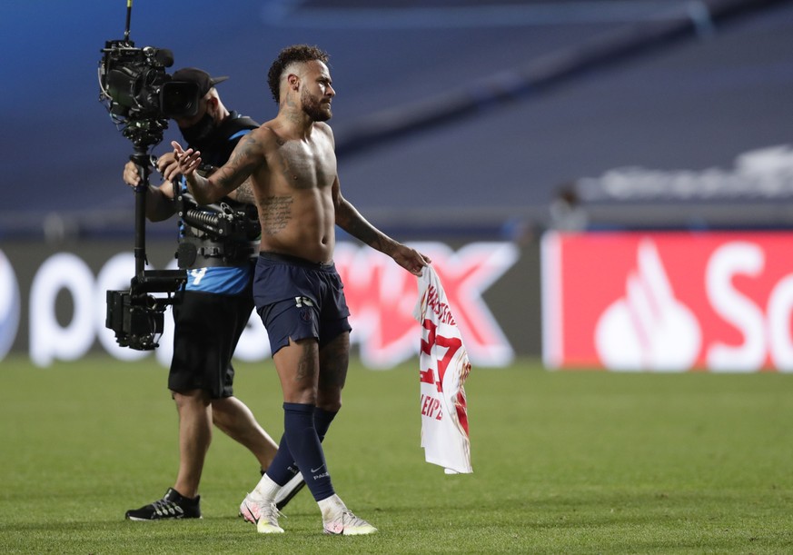 PSG&#039;s Neymar after swapping his shirt at the end of the Champions League semifinal soccer match between RB Leipzig and Paris Saint-Germain at the Luz stadium in Lisbon, Portugal, Tuesday, Aug. 18 ...