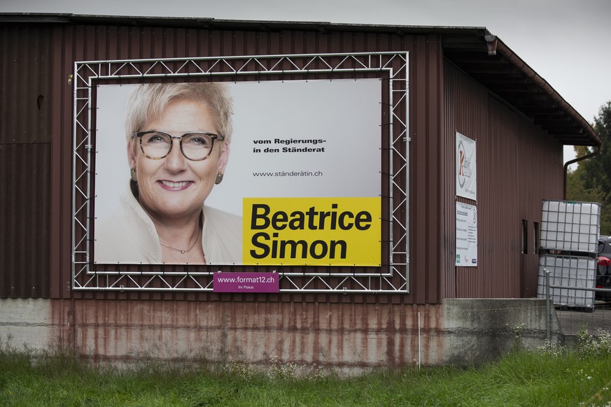Ein Wahlplakat von Staenderatskandidatin Beatrice Simon haengt an der Wand eines Gebaeudes, am Freitag, 6. September 2019 in Allmendingen bei Thun. (KEYSTONE/Peter Klaunzer)