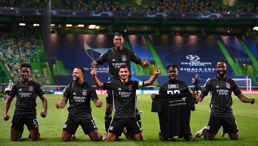 epa08606417 Players of Lyon celebrate winning the UEFA Champions League quarter final match between Manchester City and Olympique Lyon in Lisbon, Portugal, 15 August 2020. EPA/Franck Fife / POOL