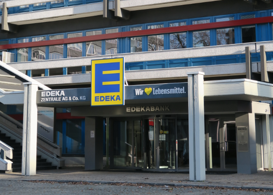 Eingang der Edeka-Zentrale in der City Nord in Hamburg-Winterhude.