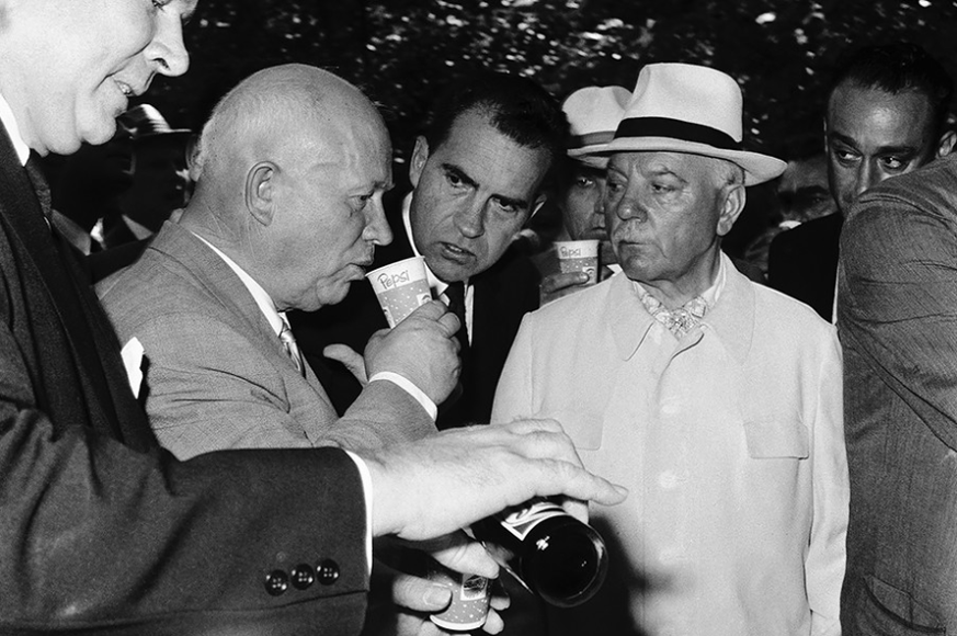 Der sowjetische Regierungschef trinkz Pepsi-Cola: Nikita Chruschtschow, Richard Nixon, Donald Kendall in Moskau, 24. Juli 1959