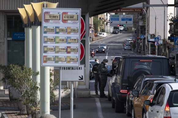 Systematische Grenzkontrollen werden am Zoll Chiasso-Strada aufgrund des Coronavirus und der Situation in Italien am Dienstag, 10. Maerz 2020 durchgefuehrt. (KEYSTONE/Ti-Press/Davide Agosta)