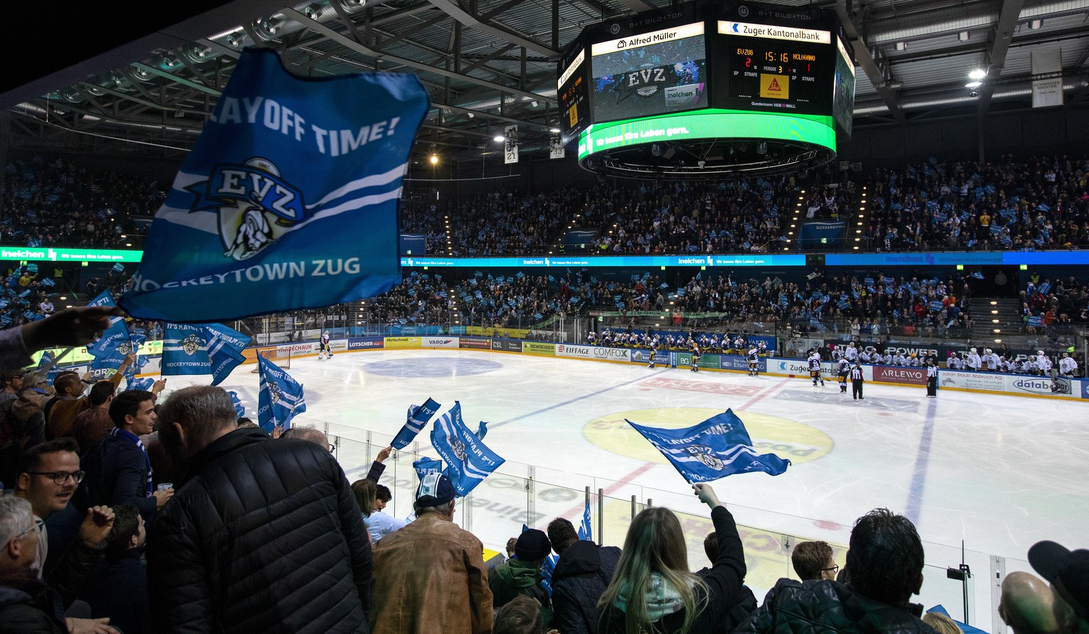 Fans im ersten Eishockey Playoff-Viertelfinalspiel der National League zwischen dem EV Zug und dem HC Lugano am Samstag, 9. Maerz 2019 in der Bossard Arena in Zug. (KEYSTONE/Alexandra Wey)