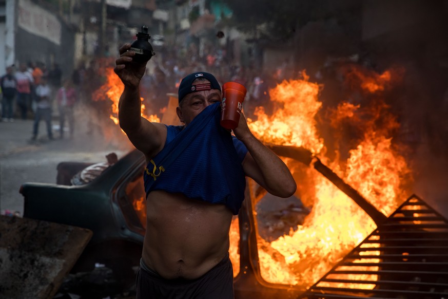 epa07306446 People demonstrate in the vicinity of a members of the Bolivarian National Guard command, in Caracas, Venezuela, 21 January 2019. Dozens of policemen cordoned off the Caracas neighborhood  ...