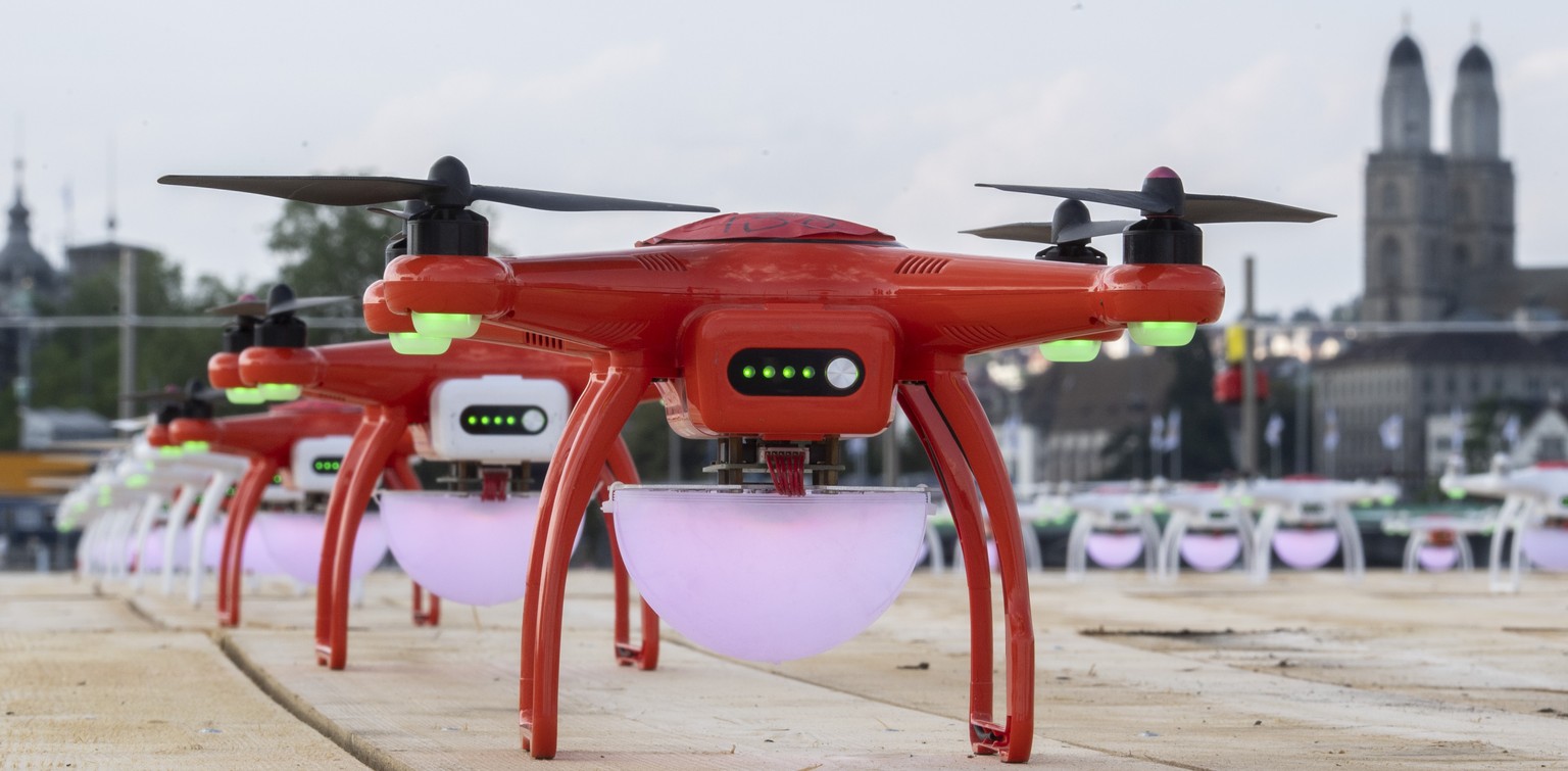 Mitarbeiter testen und kalibrieren die Drohnen fuer einen Testflug fuer die Drohnenshow am Freitag Nacht am Zueri Faescht, aufgenommen am Dienstag, 2. Juli 2019 auf dem Zuerichsee in Zuerich. (KEYSTON ...