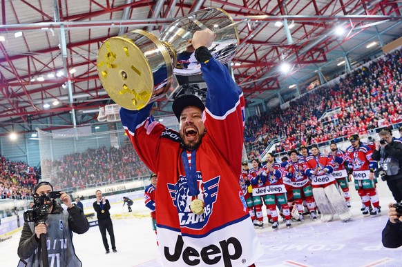 Rapperswils Cyrill Geyer jubelt mit dem Pokal nach dem gewonnenen Final des Swiss Ice Hockey Cups 2017/18 zwischen den Rapperswil-Jona Lakers und dem HC Davos, am Sonntag, 4. Februar 2018, in der St.  ...