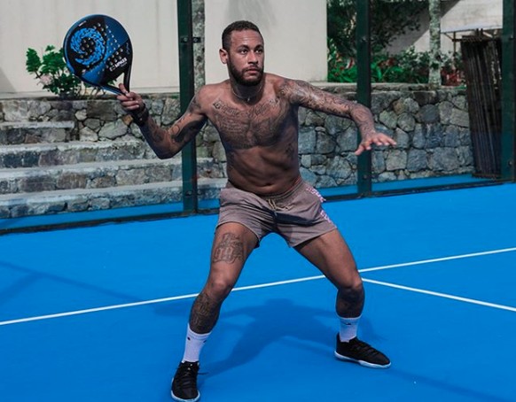 Neymar hält sich in der Fussball-Pause mit Padel fit.