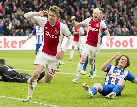 epa05911521 Matthijs de Ligt (L) of Ajax scores during the Dutch eredivisie soccer match between Ajax Amsterdam and Heerenveen in the ArenA Stadium, Amsterdam, The Netherlands on 16 April 2017. EPA/JA ...