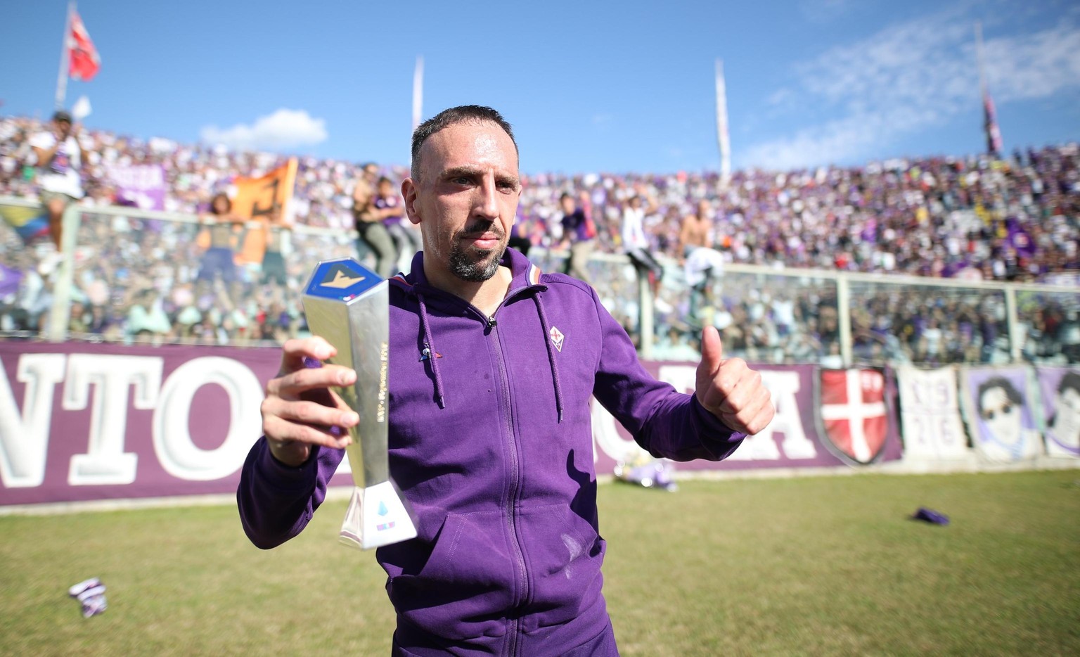 Fiorentina&#039;s Franck Ribery waves to fans prior to the Italian Serie A soccer match between Fiorentina and Udinese, at the Artemio Franchi stadium in Florence, Italy, Sunday, Oct. 6 2019. (Claudio ...