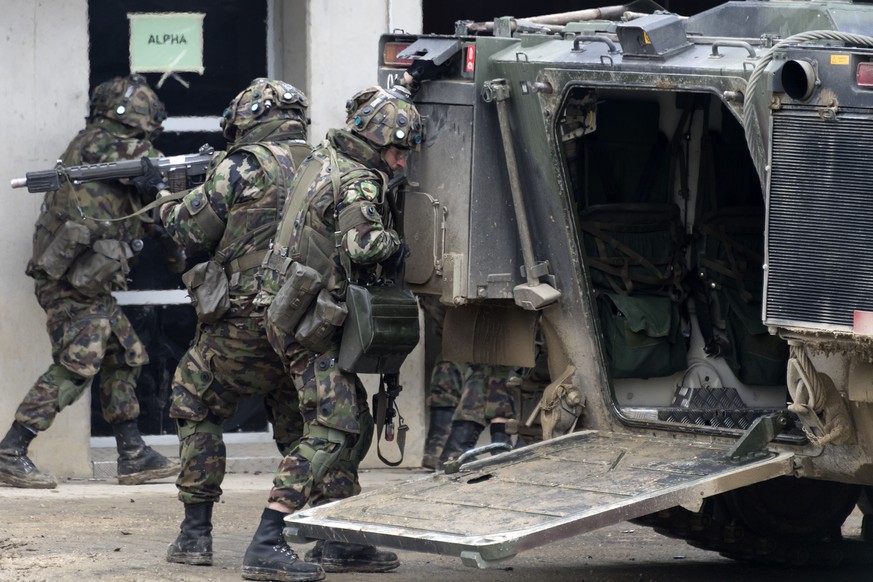 Gefechtsuebung des Panzerbataillons 14 am Medientag der RUAG und der Schweizer Armee im Gefechtsausbildungszentrum (GAZ) in Bure, am Mittwoch, 26. April 2017. (KEYSTONE/Georgios Kefalas)