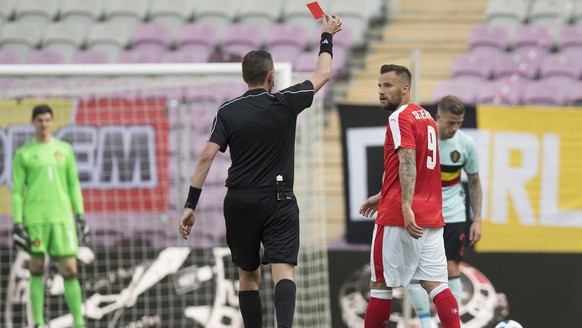 epa05334037 Switzerland&#039;s Haris Seferovic (R), receives a red card from referee Paolo Silvio Mazzoleni during an international friendly between Switzerland and Belgium, at the stade de Geneve sta ...