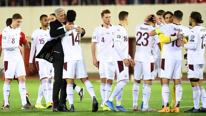epa08007133 Switzerland&#039;s head coach Vladimir Petkovic (C-L) celebrates with his players after the UEFA EURO 2020 qualifying group D soccer match between Gibraltar and Switzerland at the Victoria ...