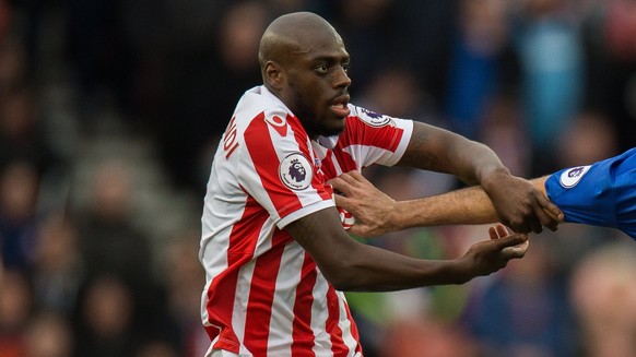 epa05856491 Stoke City&#039;s Bruno Martins Indi (L) in action with Chelsea&#039;s Diego Costa (R) during the English Premier League soccer match between Stoke City and Chelsea in Stoke, Britain, 18 M ...