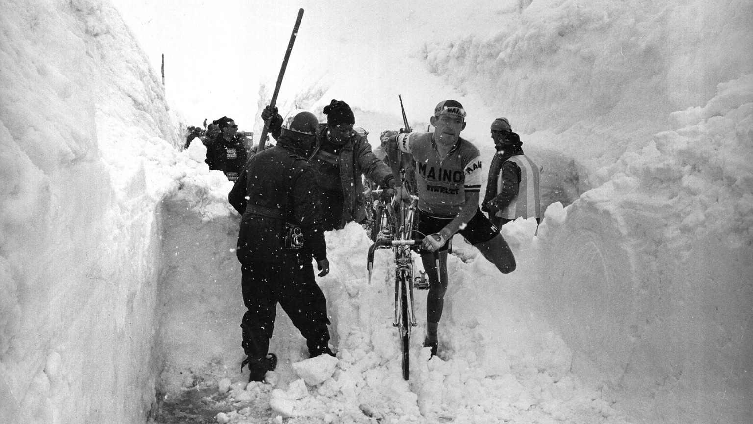 Der Italiener Aldo Moser kämpft sich 1965 über den Stelvio.