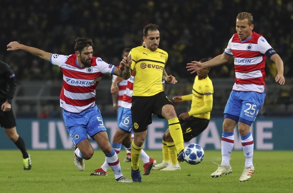 epa07196294 Dortmund&#039;s Paco Alcacer (C) and Brugge&#039;s Benoit Poulain (L) in action during the UEFA Champions League Group A soccer match between Borussia Dortmund and Club Brugge FC in Dortmu ...