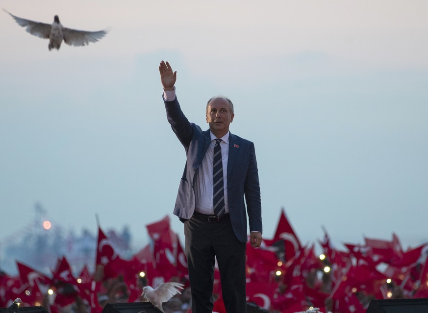 epa06828964 Muharrem Ince, Presidential candidate of Turkey&#039;s main opposition Republican People&#039;s Party (CHP), greets his supporters during an election campaign rally, in Izmir, Turkey, 21 J ...