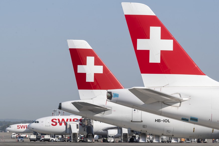 ARCHIVBILD ZUR MELDUNG, DASS DER BUNDESRAT SCHWEIZER AIRLINES MIT 1,3 MILLIARDEN FRANKEN HELFEN WILL - Parked planes of the airline Swiss at the airport in Zurich, Switzerland on Friday, 17 April 2020 ...