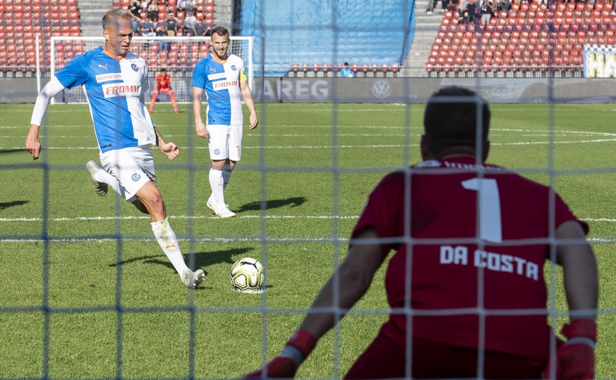 Grasshopper Raphael Holzhauser, links, trifft gegen Luganos Torhueter David Da Costa, rechts, zum 2:0 Tor im Fussball Meisterschaftsspiel der Super League zwischen dem Grasshopper Club Zuerich und dem ...