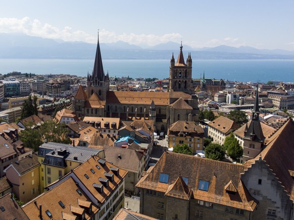 Die Kathedrale auf ein Hügel übertrohnt die Altstadt und das Seebecken. (Archivbild)