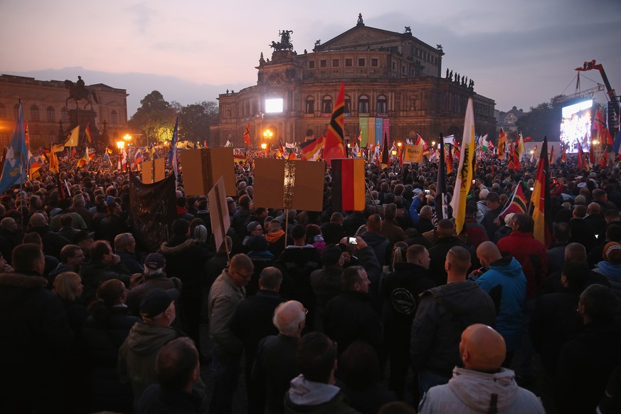Pegida-Anhänger und deren Gegner traten heute gemeinsam in Dresden auf.