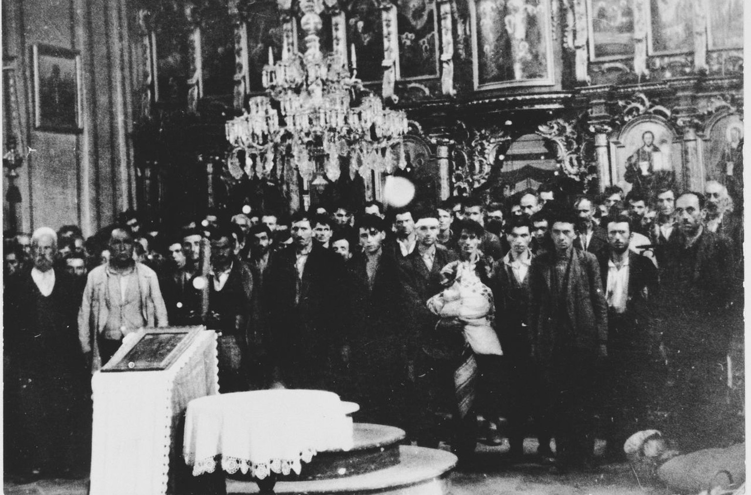 Wer nicht zum Katholizismus konvertieren wollte, wurde von der Ustascha umgebracht: Serbische Zivilisten in ihrer orthodoxen Kirche in Glina, die zwischen Mai und August 1941 immer wieder Schauplatz v ...