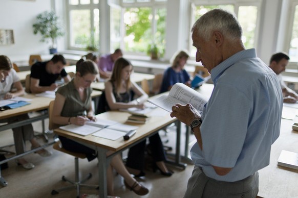 The retired teacher&#039;s training lecturer and Germanist Alfred Egli teaches a class of Zurich German for advanced learners, pictured on July 5, 201, in a class room of the Cantonal School Hottingen ...