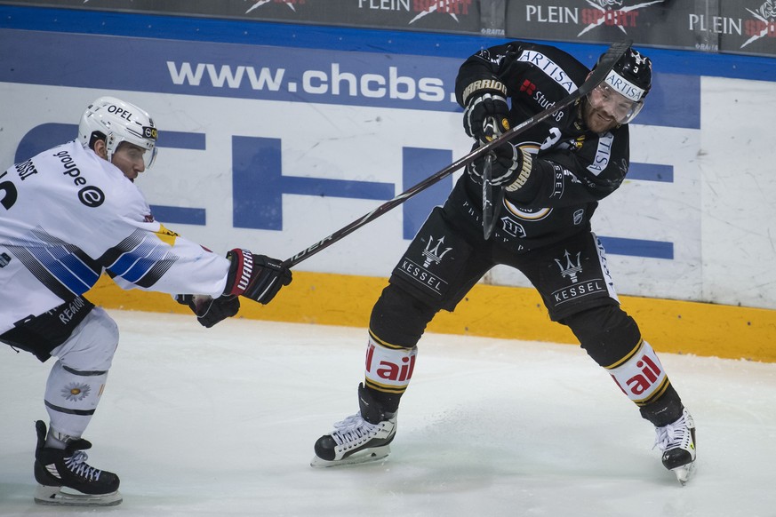 From left, Gotteron&#039;s player Matthias Rossi and Lugano&#039;s player Julien Vauclair, during the preliminary round game of National League Swiss Championship 2018/19 between HC Lugano and Fribour ...