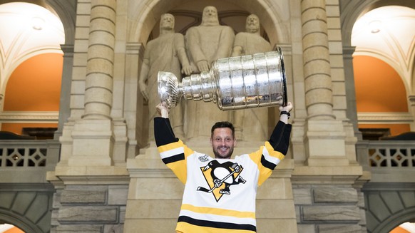 epa06121372 Switzerland&#039;s Mark Streit poses with the Stanley Cup trophy in the parliament building in Bern, Switzerland, 02 August 2017. Streit won the trophy with the Pittsburgh Penguins in 2017 ...