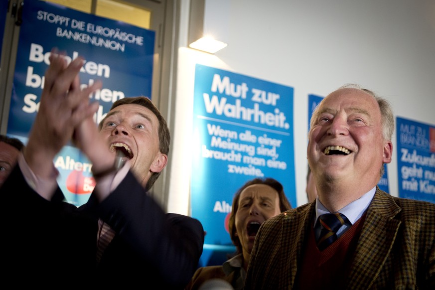 AfD-Präsident Bernd Lucke (C) und Alexander Gauland, AfD-Spitzenkandidat in Brandenburg, feiern ihre hervorragenden Resultate in Thüringen und Brandenburg.