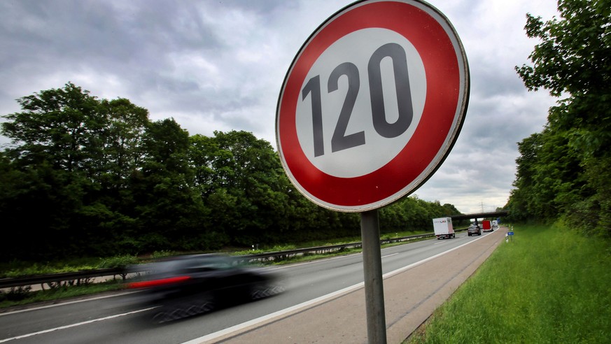 ARCHIV - 15.05.2013, Nordrhein-Westfalen, Troisdorf: Ein Verkehrsschild, das eine Geschwindigkeitsbegrenzung von 120 Stundenkilometer anzeigt, steht auf der A 59. (zu dpa «Scheuer zu Tempo 120 auf Aut ...