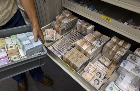 THEMENBILD ZUR GELDPOLITIK DER SCHWEIZER NATIONALBANK --- Bundles of bank notes (US dollars, Euros, Swiss francs and British pounds) at the bank vault of the &quot;Zuercher Kantonalbank&quot; bank, pi ...