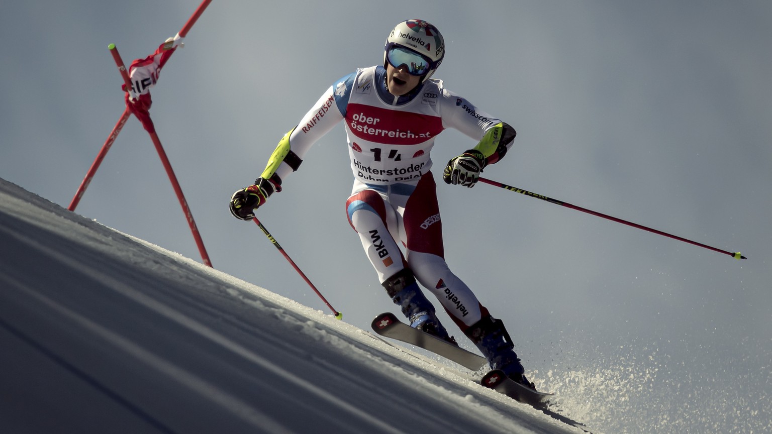 epa08264127 Marco Odermatt of Switzerland clears a gate during the first run of the Men&#039;s Giant Slalom race at the FIS Alpine Skiing World Cup in Hinterstoder, Austria, 02 March 2020. EPA/CHRISTI ...
