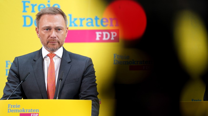 epa08243466 Chariman of the German Free Democratic Party (FDP) Christian Lindner speaks during a press conference held in the aftermath of the Hamburg regional elections, in Berlin, Germany, 24 Februa ...
