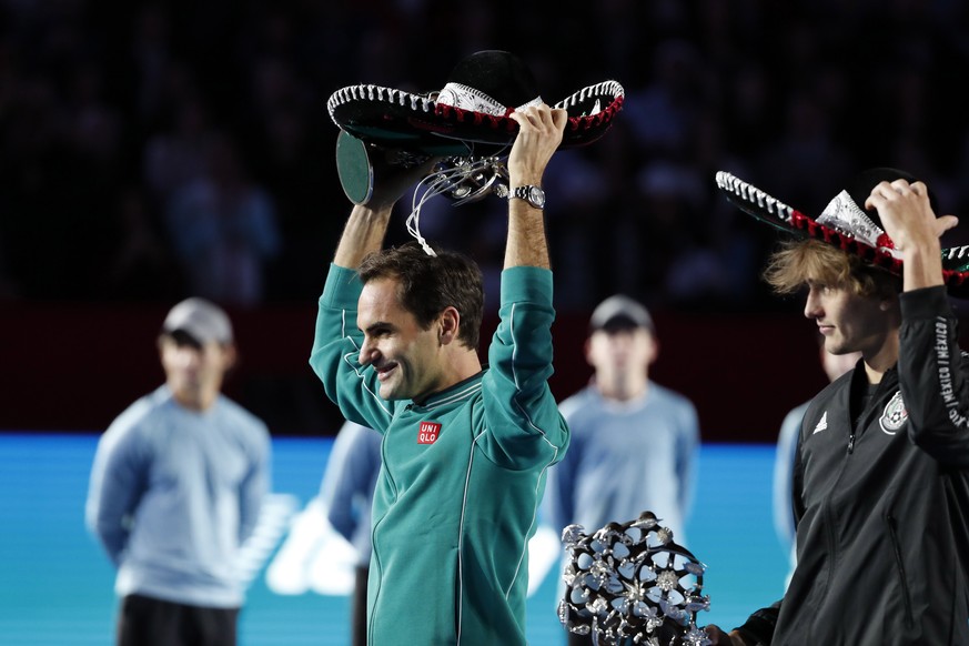 epa08021464 Swiss tennis player Roger Federer (L) and German Alexander Zverev (R) pose for the cameras after an exhibition match at Monumental Plaza de Toros Mexico bullring in Mexico City, Mexico, 23 ...