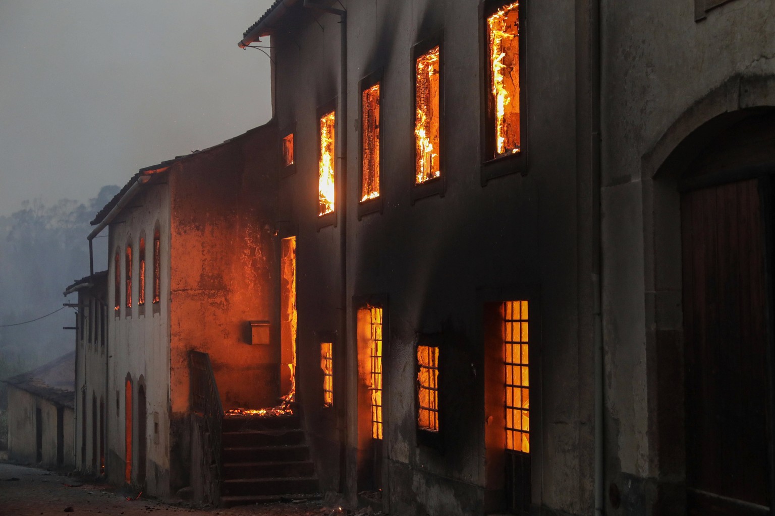 epa06268206 A house burns in Moinhos village, Lousa, Portugal, 15 October 2017. The National Civil Protection Authority (ANPC) said it &#039;was the worst day of the year in terms of fires&#039;, havi ...