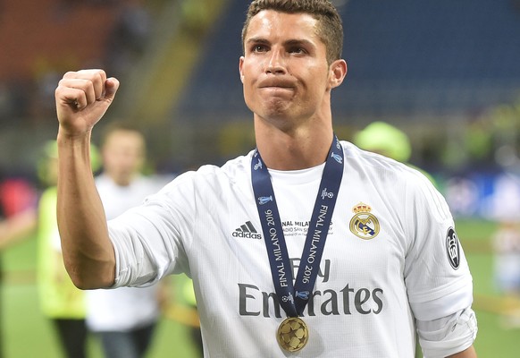 epa05335705 Real&#039;s Cristiano Ronaldo poses with the with the winner&#039;s medal after winning the UEFA Champions League Final between Real Madrid and Atletico Madrid at the Giuseppe Meazza stadi ...