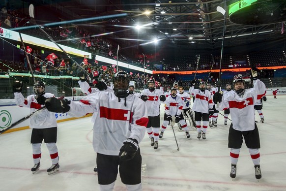 Verdienter Applaus: Die Schweizer U18-Nati auf der Ehrenrunde nach dem 5:0 gegen Russland.