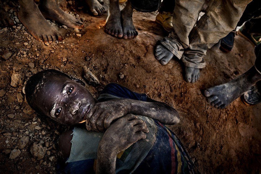epa08081313 A handout photo made available by UNICEF shows the Third Prize photo of the UNICEF Photo of the Year 2019 with the title &#039;Burkina Faso: In the underworld&#039; by Spanish freelance ph ...