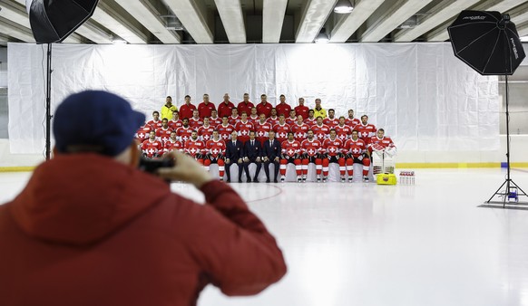 Keystone-Fotograf Christian Beutler fotografiert beim offiziellen Fotoshooting der Eishockey Nationalmannschaft, am Freitag, 4. August 2017 in Bern. (KEYSTONE/Peter Klaunzer)