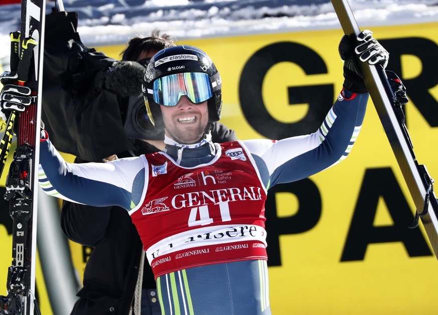 epa08881163 Martin Cater of Slovenia celebrates winning the Men&#039;s Downhill race at the FIS Alpine Skiing World Cup in Val d&#039;Isere, France, 13 December 2020. EPA/GUILLAUME HORCAJUELO