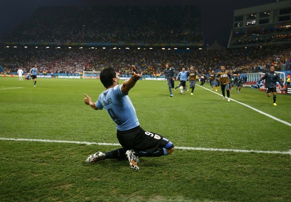 Suarez sinkt nach seinem Treffer zum 2:1 auf die Knie, seine Mitspieler stürmen zum Feiern heran.