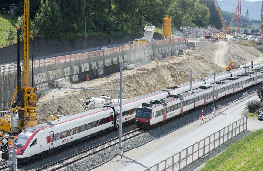 Zwei Personenzuege der SBB passieren die Baustelle am Eppenbergtunnel, fotografiert anlaesslich einer Baustellenbesichtigung der SBB zum Vierspurausbau der Strecke Olten - Aarau, bei Woeschnau SO, am  ...