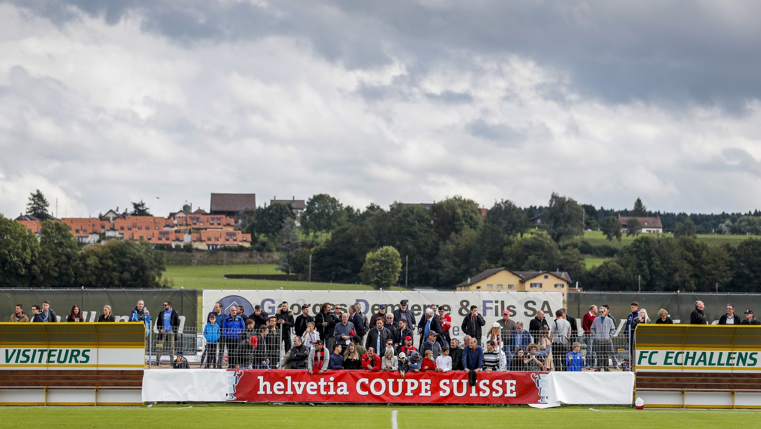 Des spectateurs lors de la rencontre de 16eme de finale de la Coupe Suisse de football entre le FC Echallens Region et Neuchatel Xamax au stade des Trois-Sapins ce dimanche 17 septembre 2017 a Echalle ...