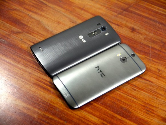 Finde den Unterschied:&nbsp;Das eine ist aus Plastik (LG), das andere aus Metall (HTC).
